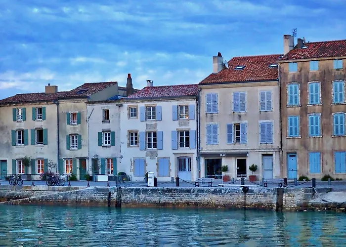 A 150M Du Port De St-Martin-De-Re, Studio Pour 2